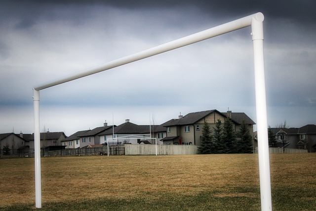 妻子不小心撞到脚，疼到单腿乱跳.